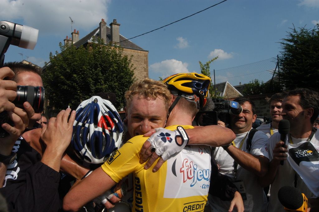 Baden Cooke embraces malliot jaune Brad McGee after he won stage 2 of the 2003 Tour de France when with FDJ