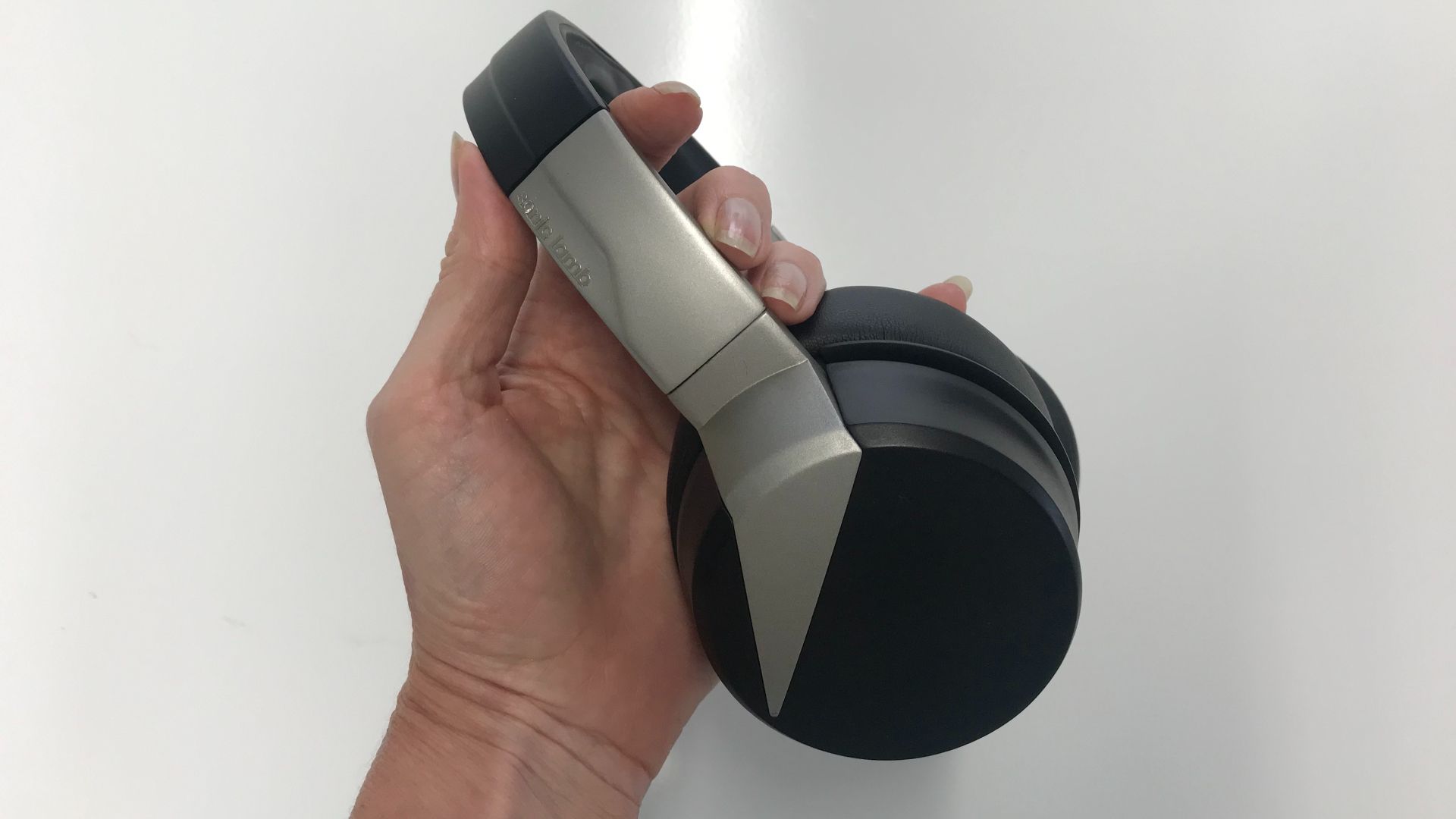 Auriculares Sonic Lamb sostenidos sobre fondo blanco