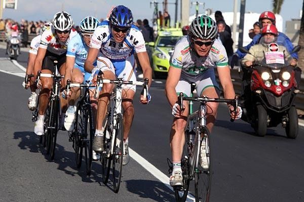 Paolo Savoldelli (LPR Brakes) used his descending skills on the Cipressa to catch up with a four-man group, including Rebellin.