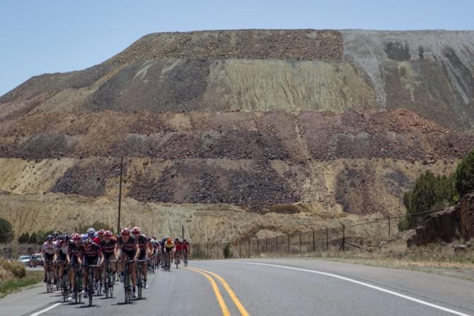 The men's field heads back to town and away from the Santa Rita mine.