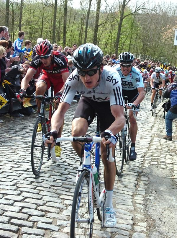 Geraint Thomas (Sky) leads Nick Nuyens (Saxo Bank)