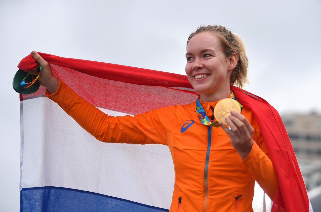 Anna van der Breggen (Netherlands) poses with her gold medal