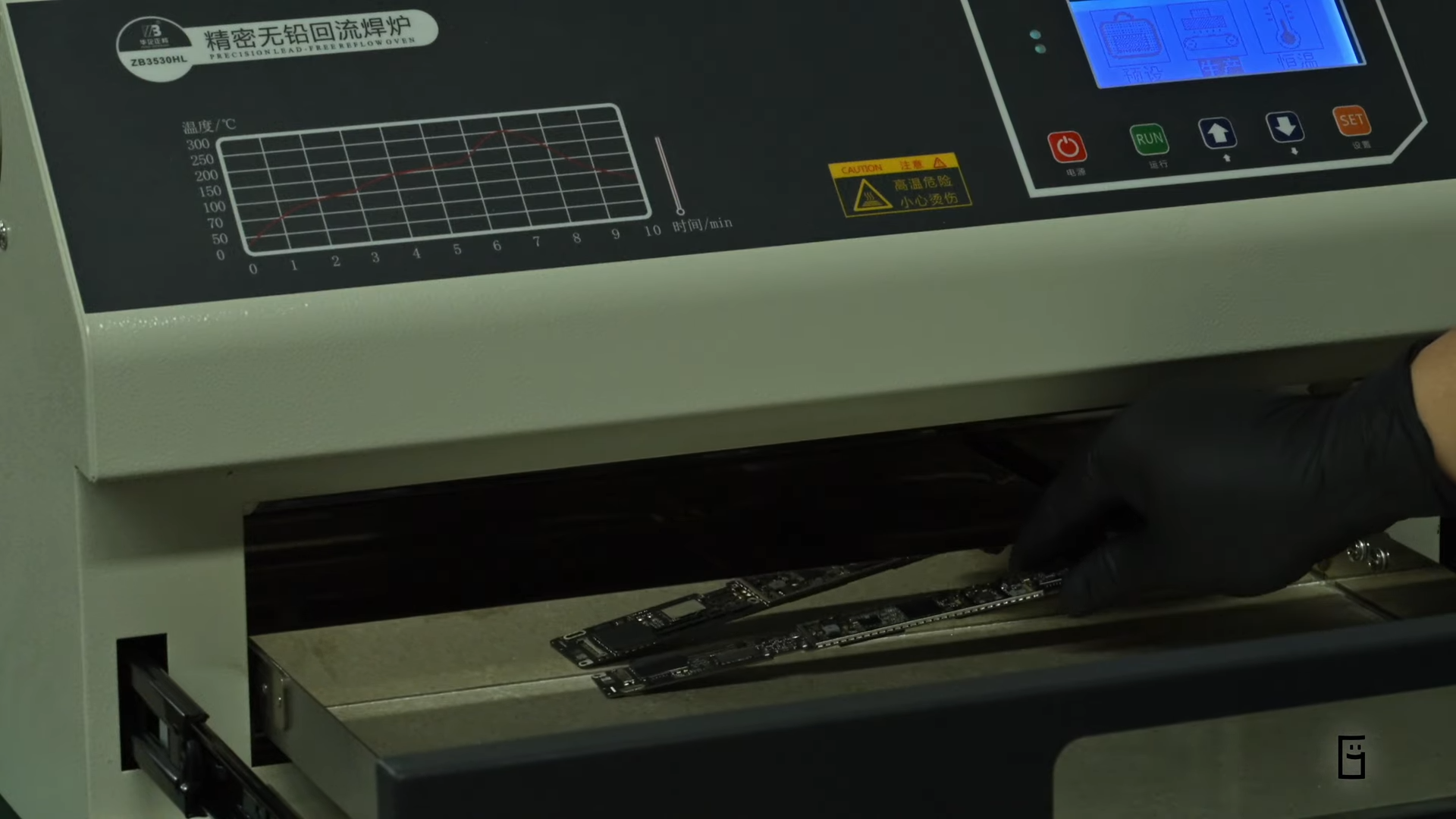 يتم إعادة توجيه اللوحة المنطقية لجهاز MacBook Neo