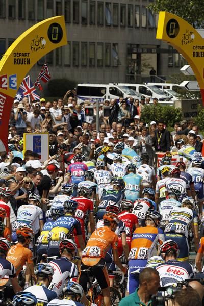 The peloton in Rouen on the start line for stage 5.