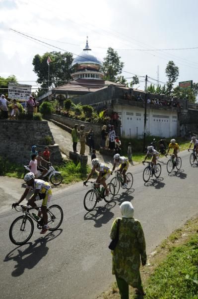 Riders passed in front of the Muslim mosque