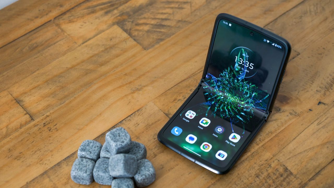 A photo of the Motorola RAZR (2022)