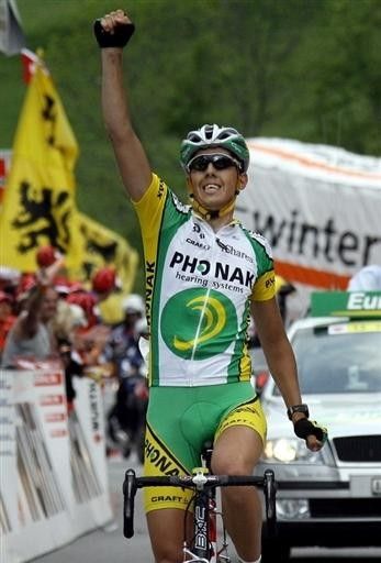 Steve Morabito (Phonak) gives a one-armed salute after taking out the fifth stage of the Tour de Suisse.