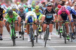 Mark Cavendish (Etixx-QuickStep) beats Caleb Ewan (Orica-GreenEdge) in stage 1 Tour of Turkey