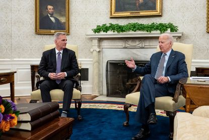 President Biden (R) and House Speaker Kevin McCarthy. 
