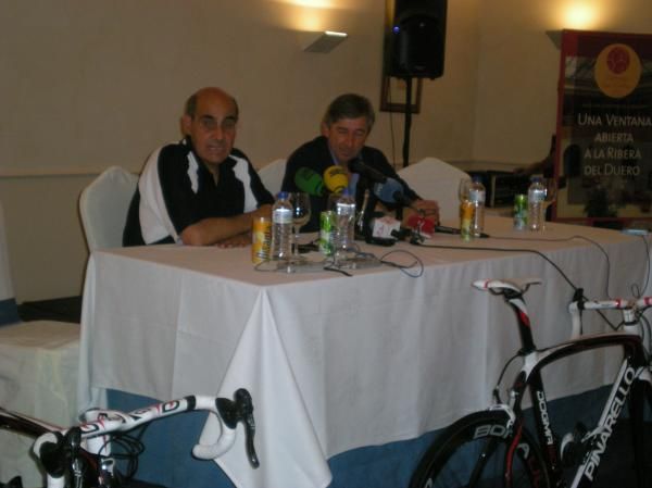 Telefonica general secretary Luis Abril and Caisse d'Epargne manager Eusebio Unzue at the Movistar Vuelta press conference