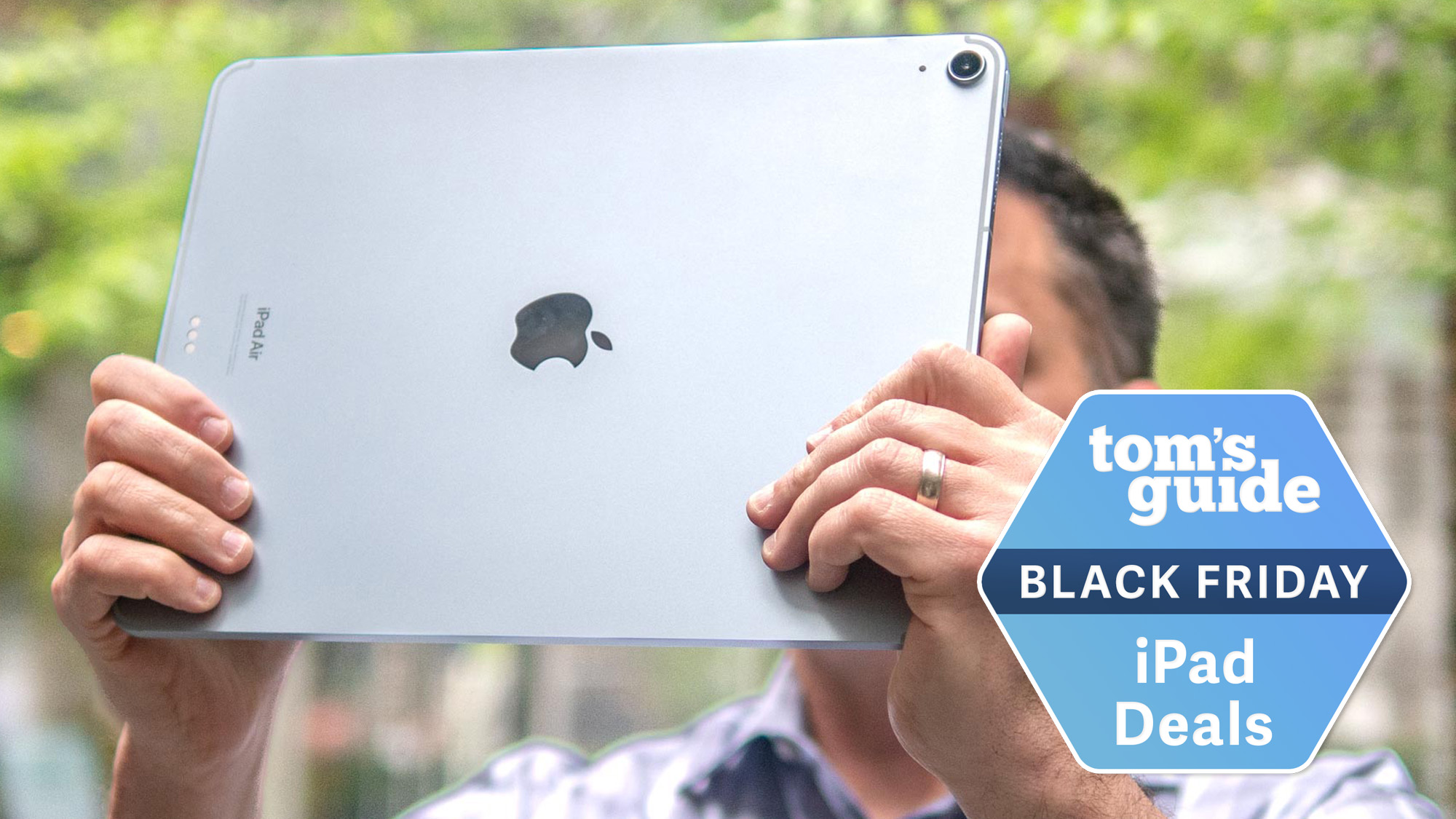 Tom's Guide Black Friday iPad Deals バッジが付いた 13 インチ iPad Air M2 の背面