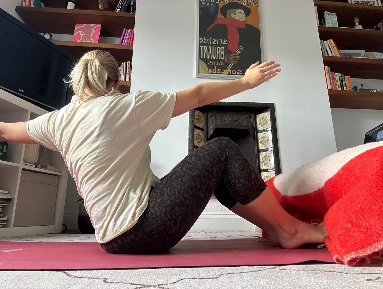 alice porter white woman blond hair white tshirt black leggings pilates in living room