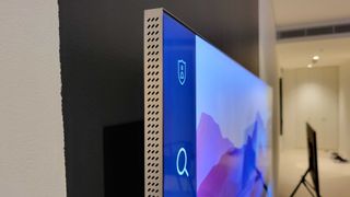 Närbild på högtalargallret på kortsidan av en Samsung QN900B Neo QLED 8K TV