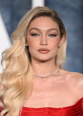 eyebrow shapes -Gigi Hadid attends the 2023 Vanity Fair Oscar Party hosted by Radhika Jones at Wallis Annenberg Center for the Performing Arts on March 12, 2023 in Beverly Hills, California