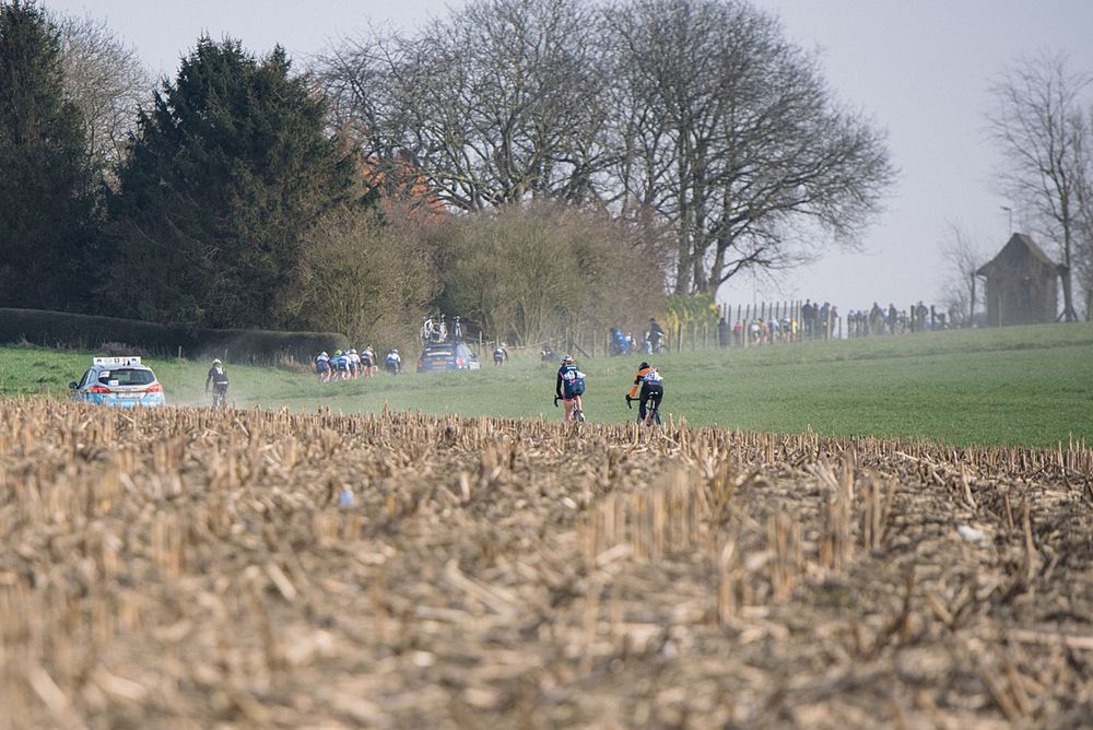 Racing through the dusty Flanders countryside - 2016 Omloop het Nieuwsblad - Elite Women