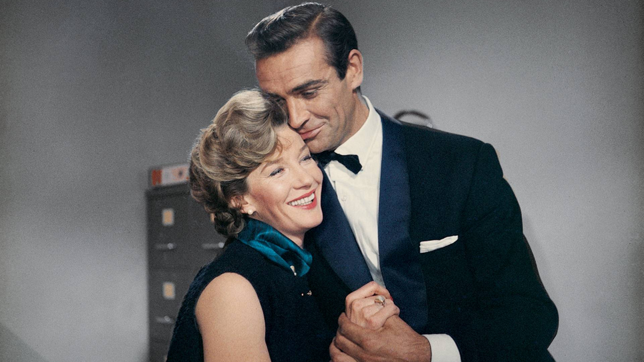 Lois Maxwell y Sean Connery comparten un abrazo en la oficina de Dr. No.