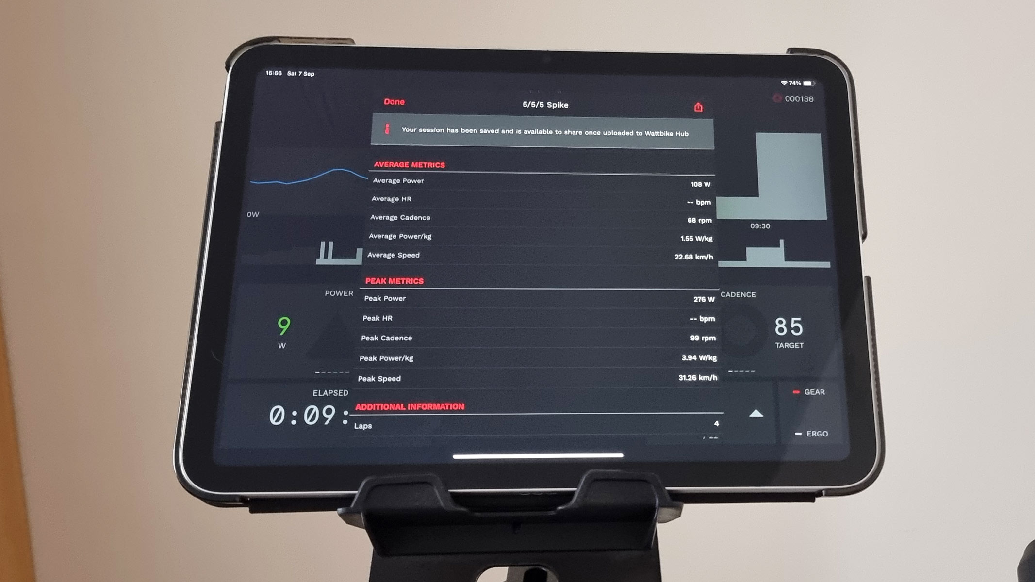 Wattbike Proton, una foto en primer plano de la pantalla de estadísticas de entrenamiento en la aplicación Hub