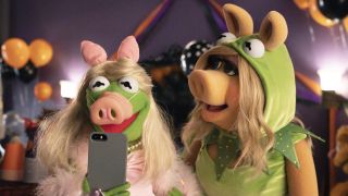Kermit and Miss Piggy dressed as one another in Muppets Haunted Mansion