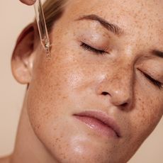 woman applying azelaic acid serum