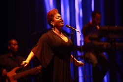 Jill Scott Sings Duet With Creative Stage Lighting