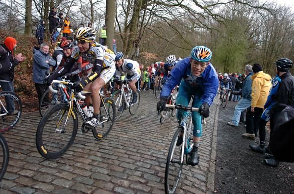 Overnight race leader Steve Chainel (BBox Bouygues Telecom) in action on the Kemmelberg.