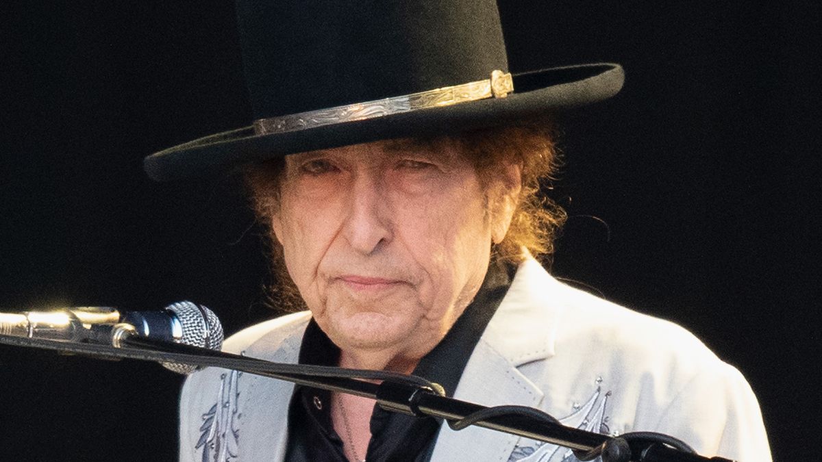 Bob Dylan has a secret signal he uses when he doesn't want to be spoken ...