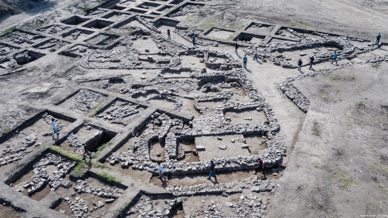 This is a huge city &ndash; a megalopolis in relation to the Early Bronze Age, where thousands of inhabitants, who made their living from agriculture, lived and traded with different regions and even with different cultures and kingdoms in the area.