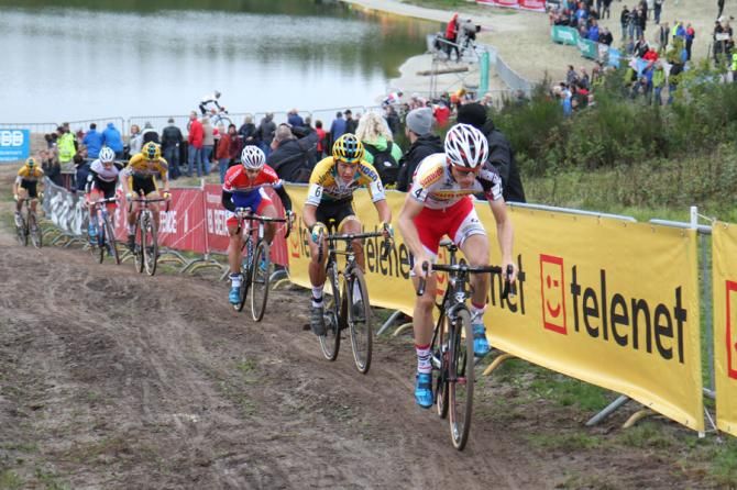 Kevin Pauwels leads Tom Meeusen and Lars van der Haar in the sand