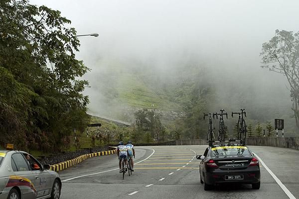 Astana's Alexandr Dyachenko and Androni Giocattoli's Jackson Rodriguez make their way towards the top of Genting Highlands and into some misty weather.