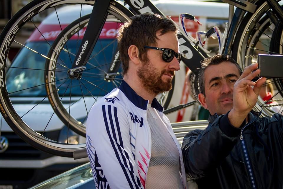 Bradley Wiggins poses for a seflie