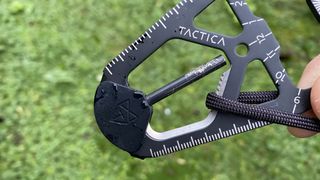 Tactica M.020 with the rope cutter being used