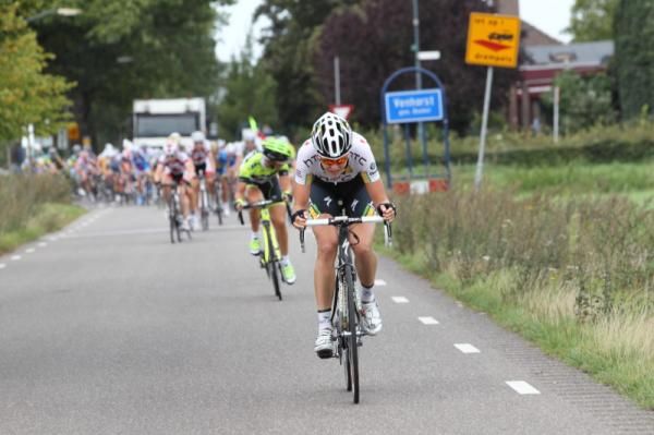 Adrie Visser (HTC-HighRoad) leads the chase to the three leaders