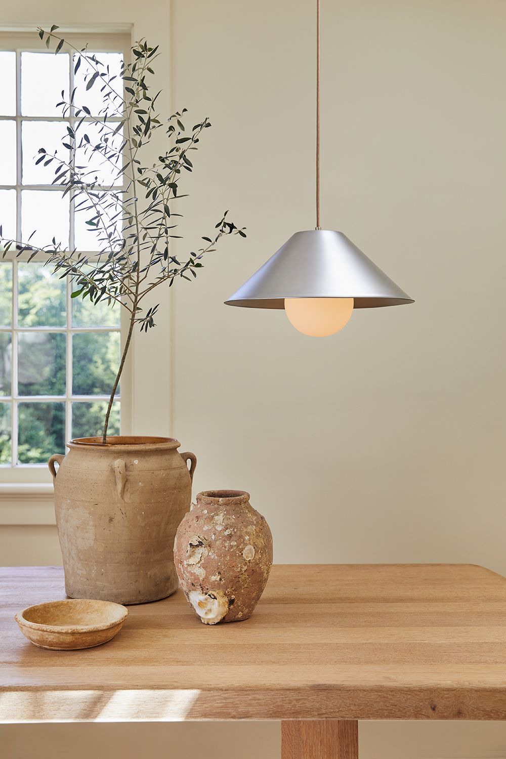 κρεμαστό φωτιστικό αλουμινίου σε μια μινιμαλιστική κουζίνα