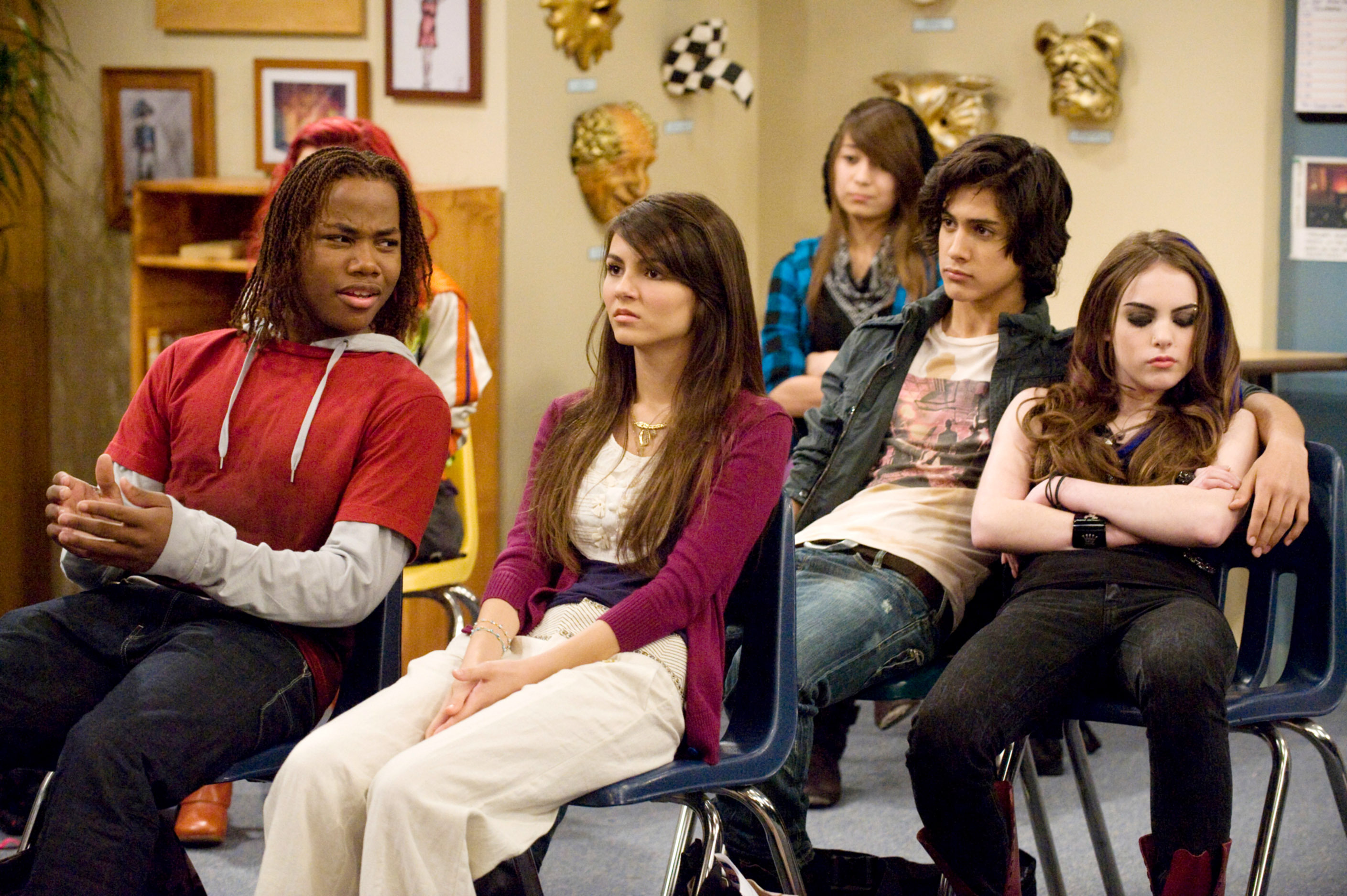 Victoria Justice, Leon Thomas III, Avan Jogia, and Elizabeth Gillies on the set of Victorious.