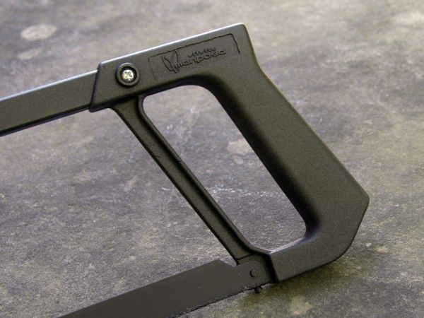 A cast aluminum handle and steel frame offer a good grip and firm support.