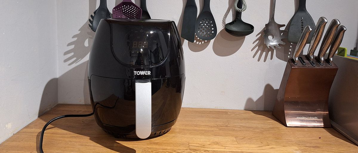 Tower Vortx 4L air fryer in reviewer&#039;s kitchen