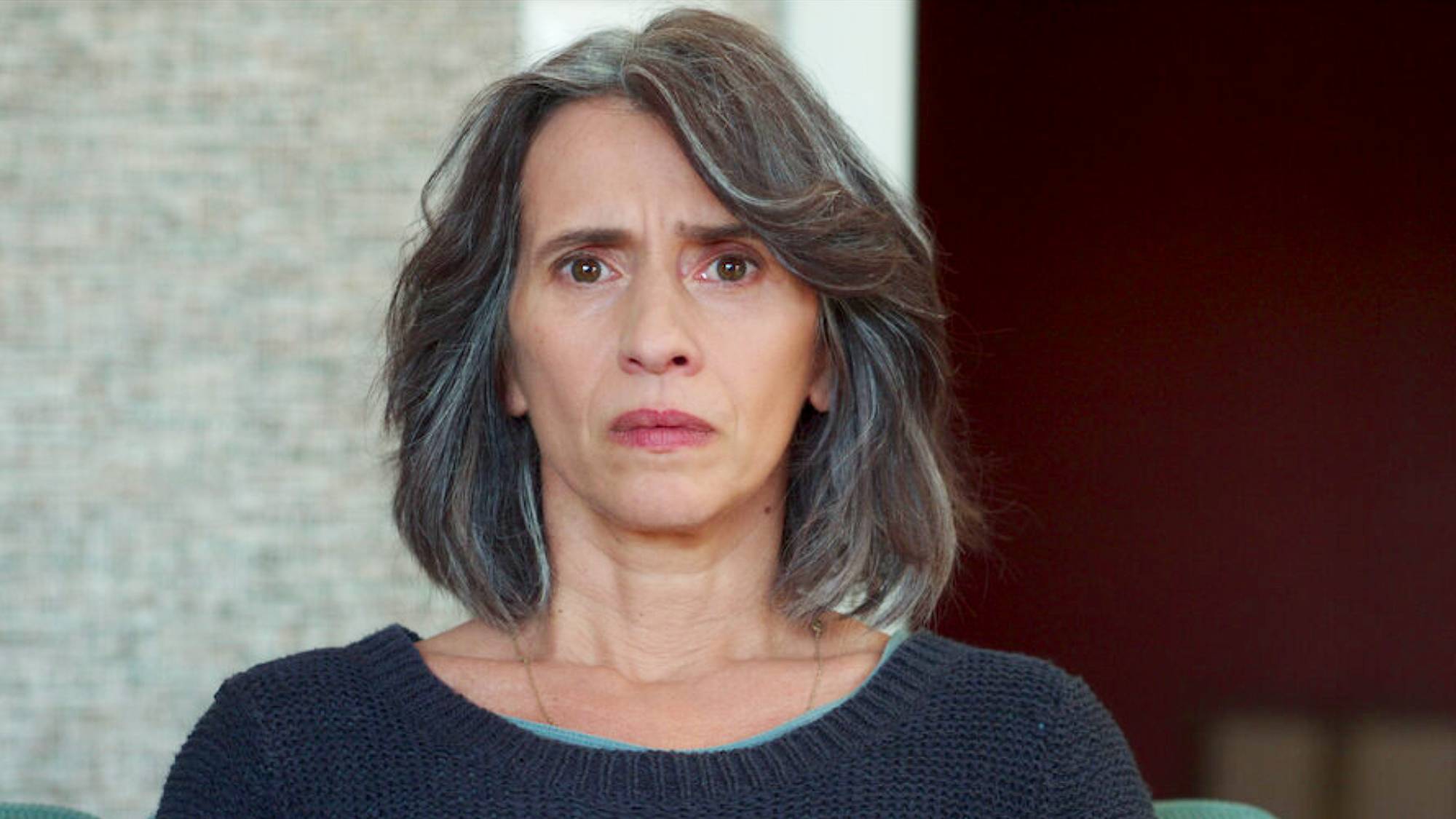 Teresa Saponangelo in "Sara - Woman in the Shadows" on Netflix