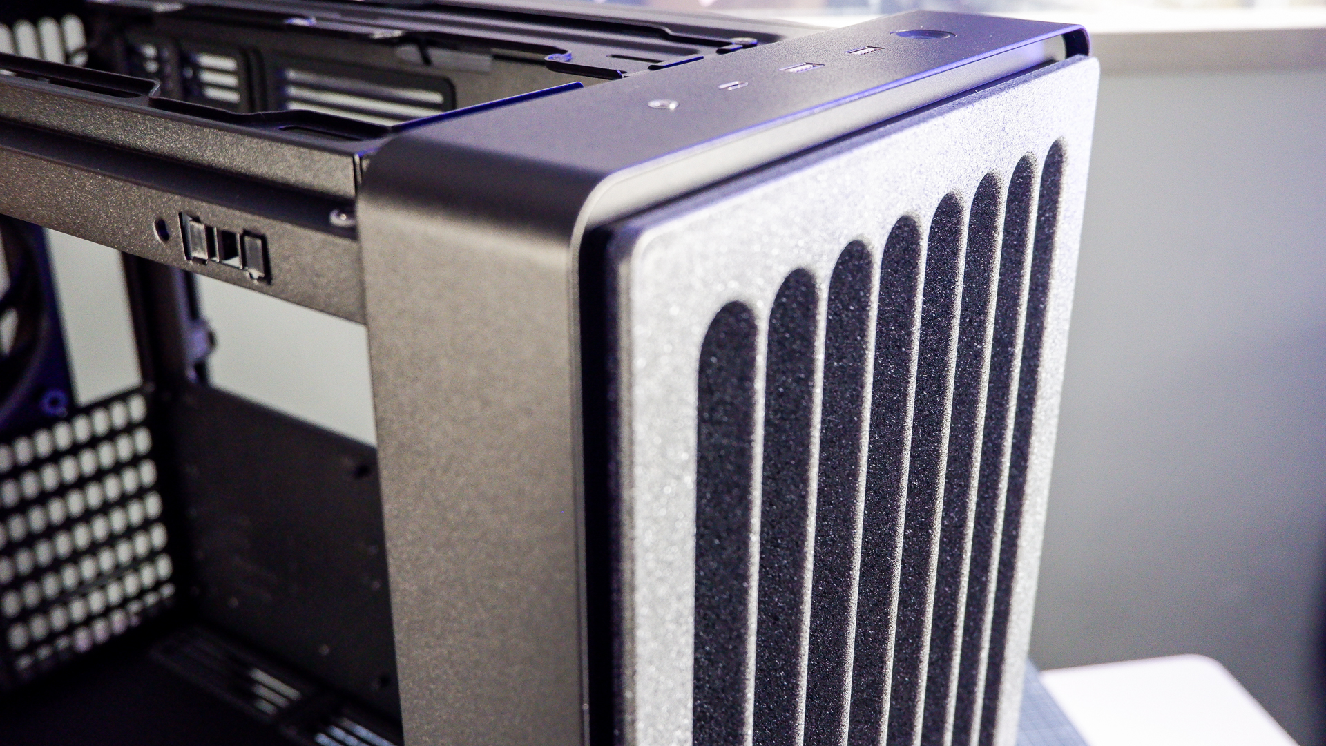The Havn BF 360 PC case in both black and white with panels removed.