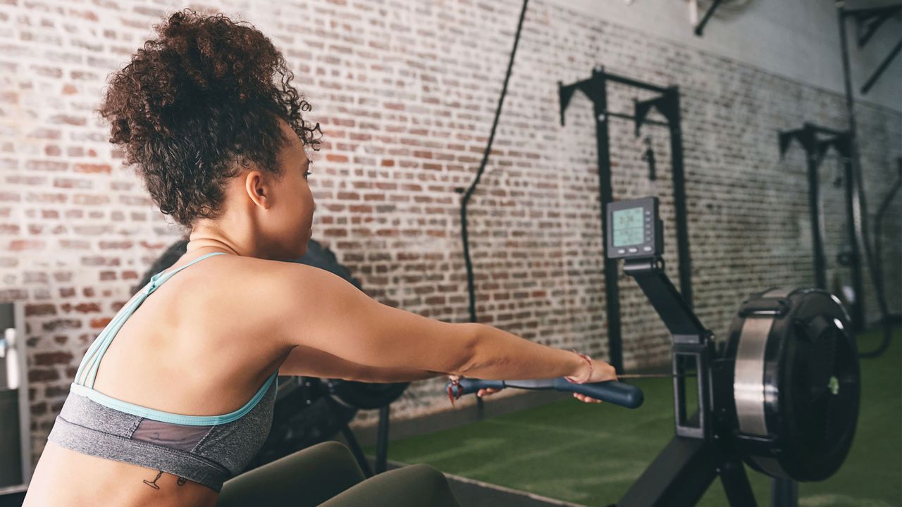 Rowing machine technique: image shows person on rowing machine