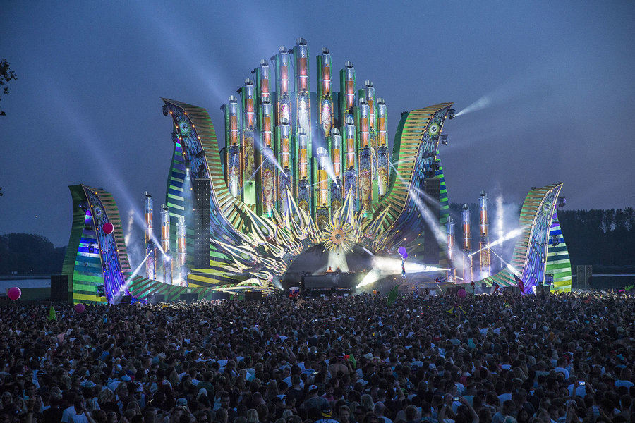 Robe MegaPointes Debut at Mysteryland