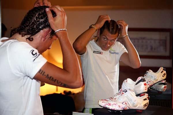 Pozzato gets his hair ready to be put under the helmet
