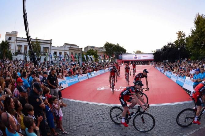Cadel Evans and his BMC team