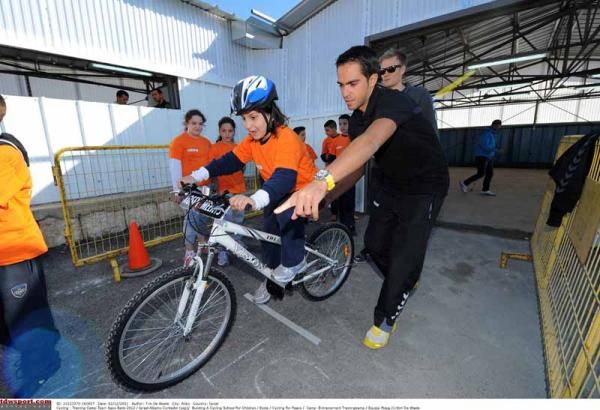 Alberto Contador does his bit to help the community