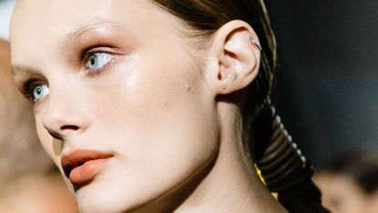 An Easy Guide on How to Apply Bronzer in 60 Seconds Flat