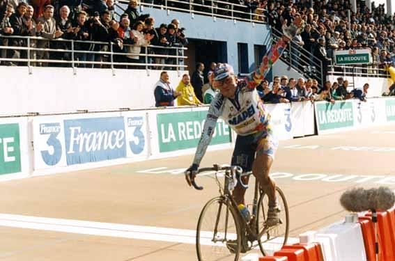 Franco Ballerini crosses the line victorious in 1998.