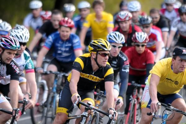 Lance Armstrong announced on Twitter Tuesday morning his intent to ride in Dublin, Ireland's Phoenix Park that evening and more than 1,000 people joined him.