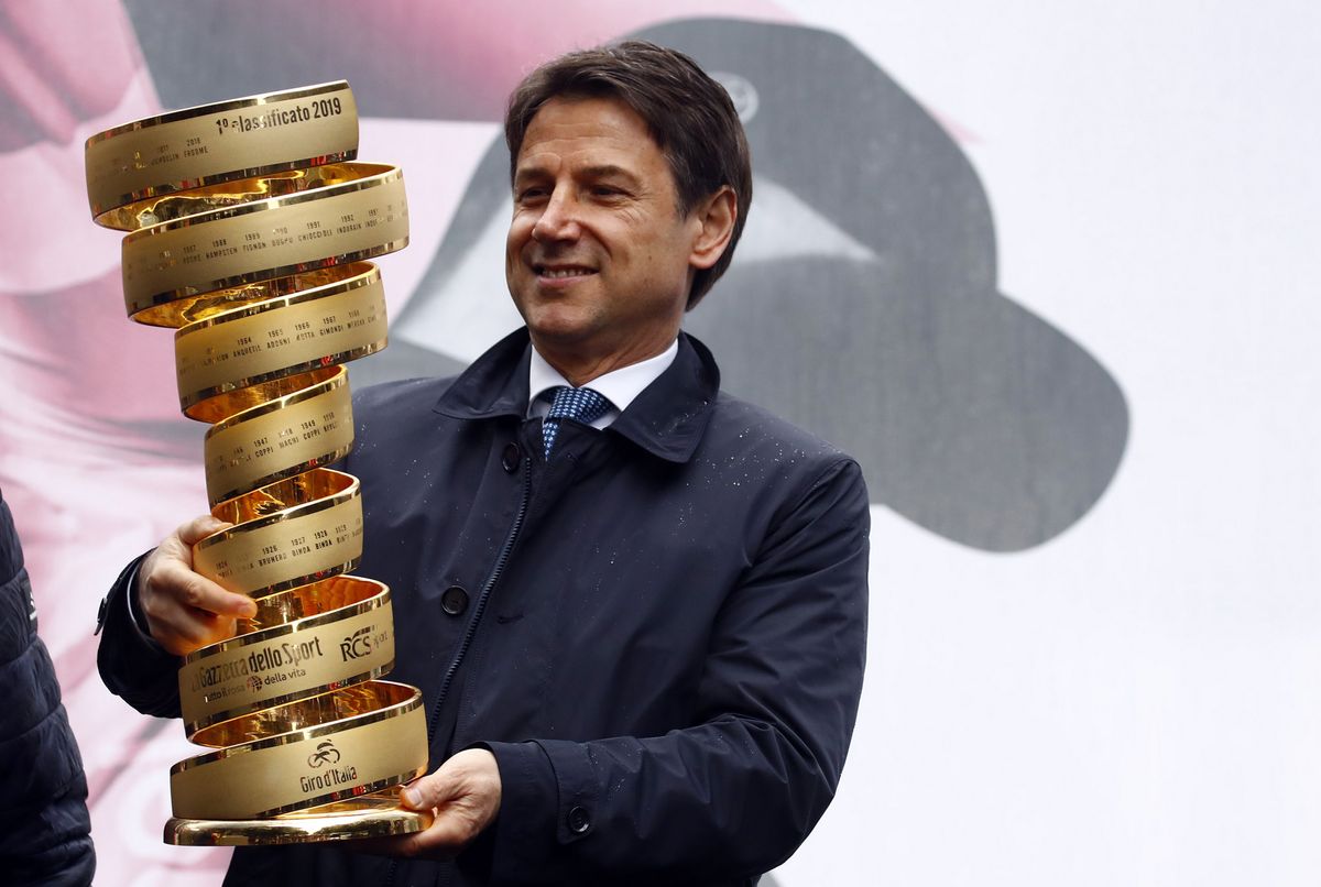 Italian Prime Minister Giuseppe Conte with the Giro d'Italia trophy