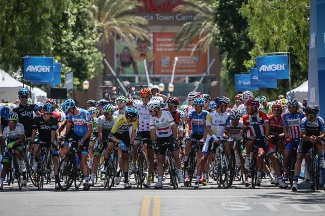 Riders get to the start line for the start of stage 7