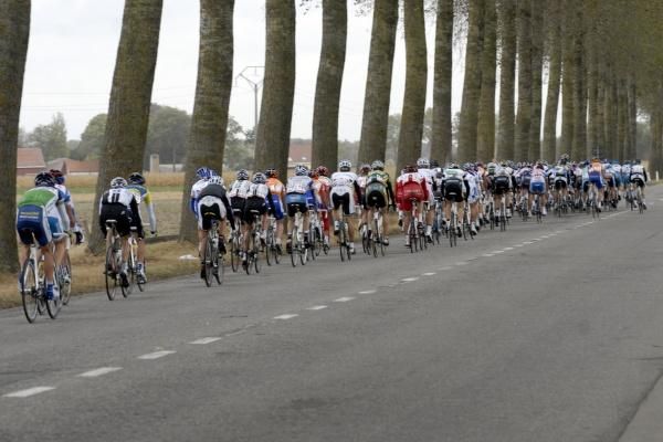 The peloton lines out behind Garmin.