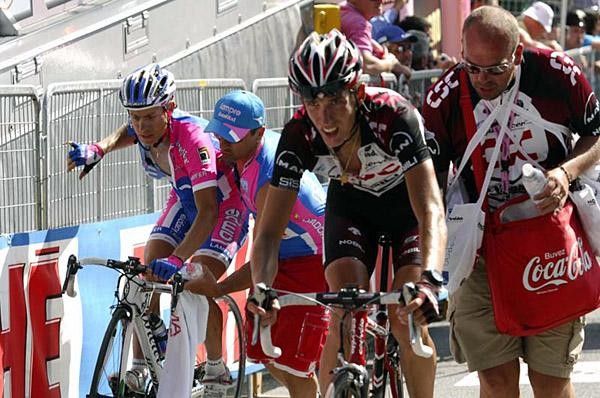 Schleck gets a push from his soigneur. The finish line was on a very steep grade.